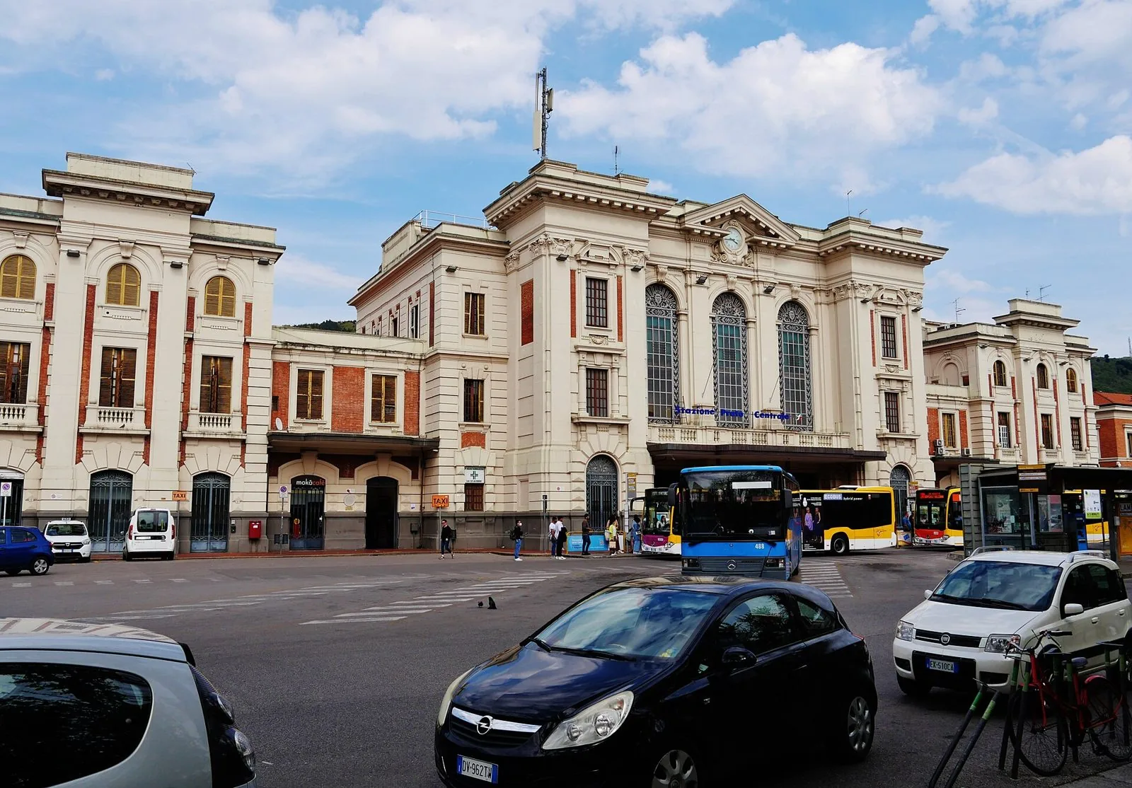 Facciata della stazione di Prato Centrale con autobus in sosta nel piazzale