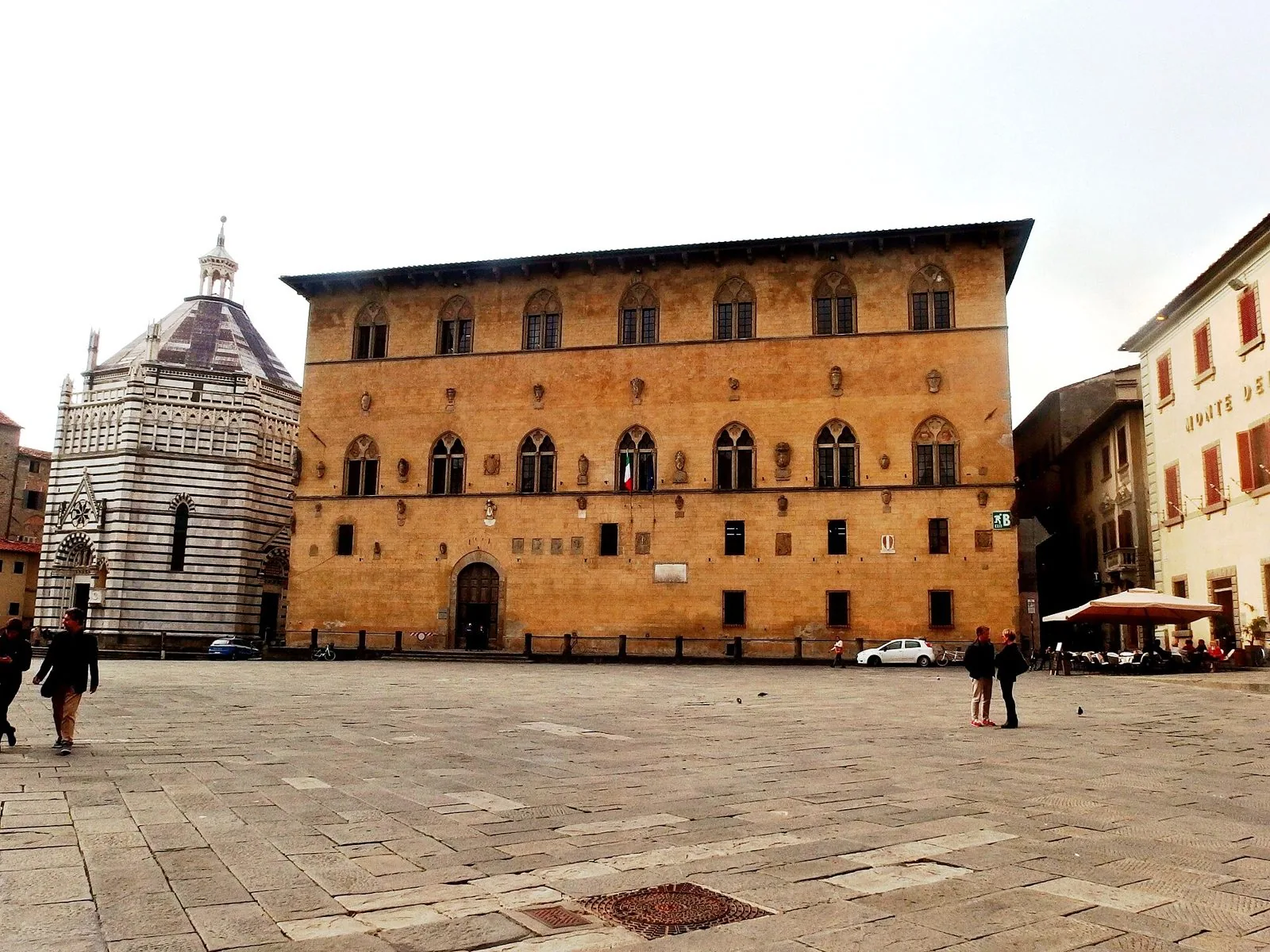 Piazza del Duomo a Pistoia con il Battistero di San Giovanni in Corte e il Palazzo Pretorio, la piazza che ospita la Giostra dell'Orso