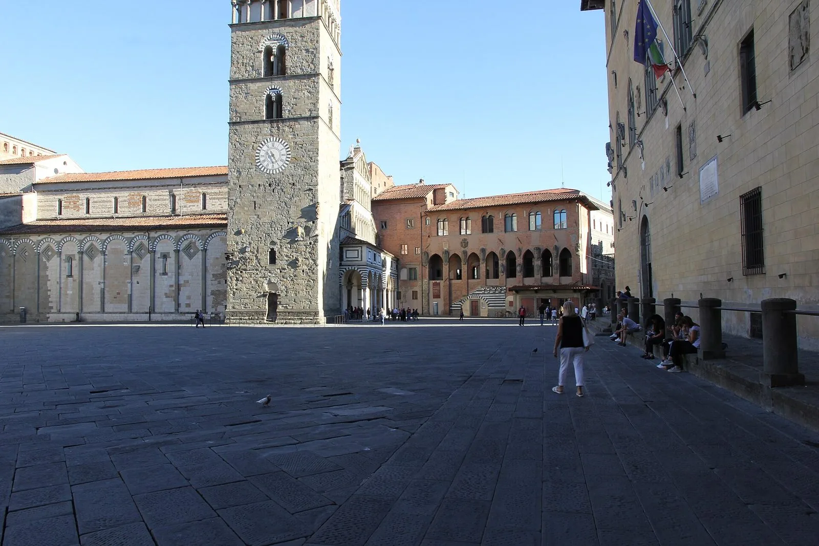 Piazza del Duomo di Pistoia con il campanile, il fianco della cattedrale di San Zeno e il Palazzo dei Vescovi