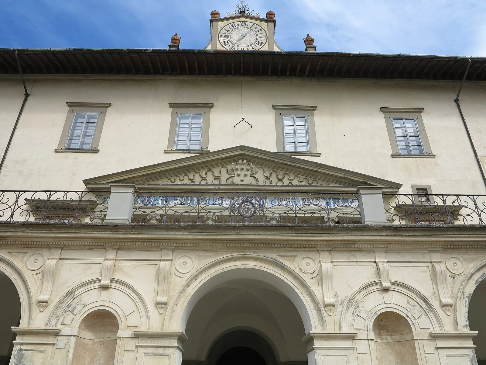 Facciata della Villa Medicea di Poggio a Caiano con la loggia a timpano, il fregio in terracotta invetriata e la torretta dell'orologio