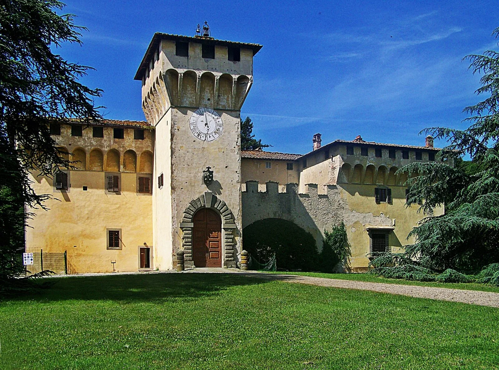 Facciata merlata con torre dell'orologio della Villa medicea di Cafaggiolo nel Mugello